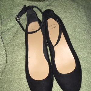 Suede look synthetic with low heel